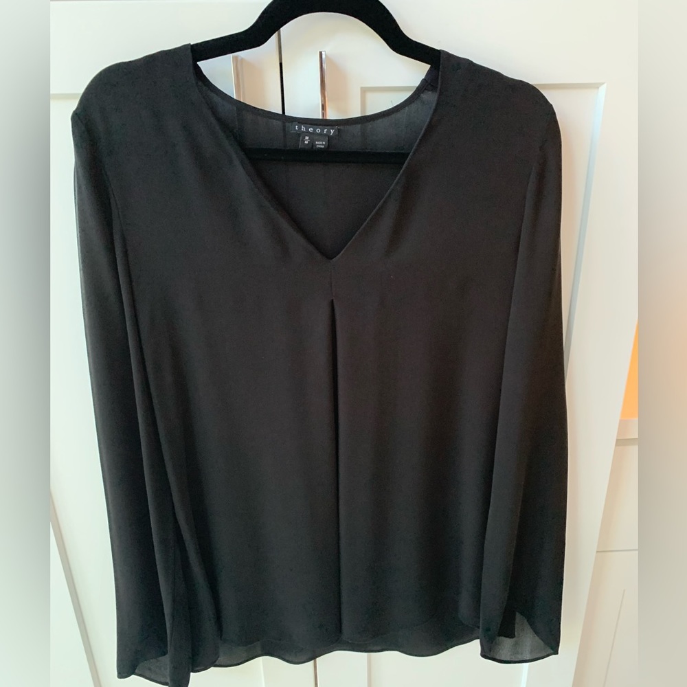 Theory:Blk flowy  vneck silk blouse